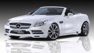 白色 Mercedes-Benz SLK 敞篷跑車，配備訂製輪圈，在反光攝影棚地板上。 — Mercedes Benz C300 壁紙