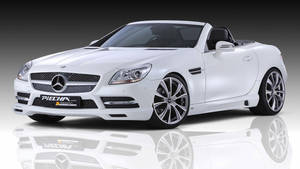 白色 Mercedes-Benz SLK 敞篷跑車，配備客製化輪圈，在反射工作室地板上。 — 汽車 壁紙