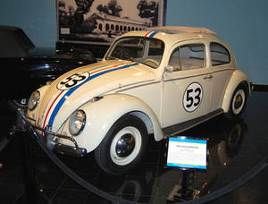 博物館展出的白色1963年福斯金龜車賽車，號碼53。 — 飆車辣妹 壁紙