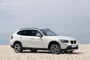 白色BMW X1 SUV在陰天下停泊在海邊沙灘上 — Mercedes Benz C300 壁紙