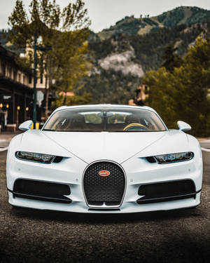 白色Bugatti跑車停泊在山城街道上。 — 布加迪 GIF 壁紙
