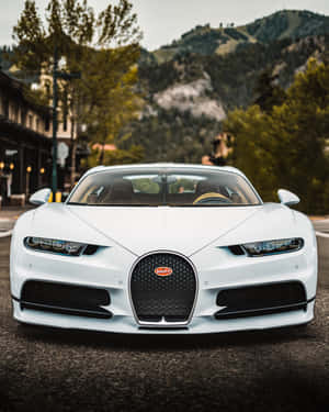 白色Bugatti跑車停放在山城街道上。 — 布加迪 GIF 壁紙