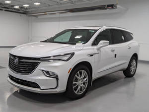 白色Buick Enclave SUV在明亮的室內展示間中，拋光地板和天花板燈光。 — 汽車 壁紙
