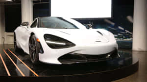 白色McLaren 720S跑車展示，帶有橙色條紋和黑色裝飾。 — 麥拉倫 720S 壁紙