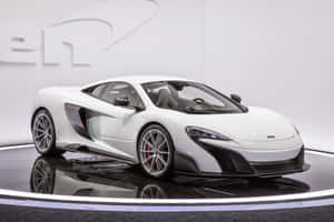 展示廳反射平台上白色McLaren跑車 — MacBook Air 13 壁紙