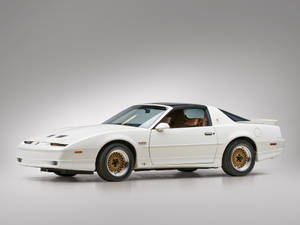 白色Pontiac Fiero Turbo搭配金色輪圈在攝影棚中 — 龐蒂克 壁紙