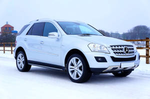白色賓士SUV停放在積雪道路旁，靠近木柵欄 — Mercedes Benz C300 壁紙