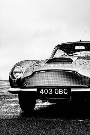 經典 Aston Martin，引擎蓋和格柵上有雨滴。 — 奧斯頓馬丁 壁紙