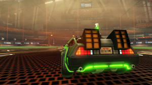 在霧氣瀰漫的Rocket League競技場中，綠色DeLorean火箭車帶有發光排氣管。 — 電玩遊戲 GIF 壁紙