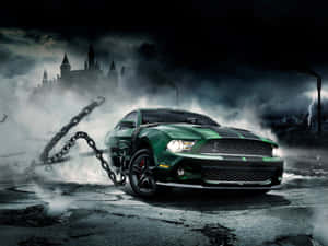 綠色Shelby Mustang在暴風雨之夜衝破鎖鏈，背景有城堡 — 高清汽車 壁紙