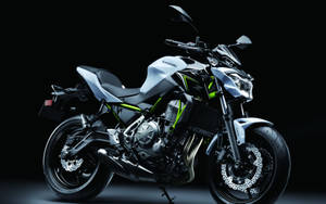 時尚銀綠色Kawasaki機車在攝影棚燈光下。 — 改裝摩托車 壁紙