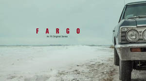 老爺車停放在雪地上，帶有「FARGO」標題文字。 — 汽車 壁紙