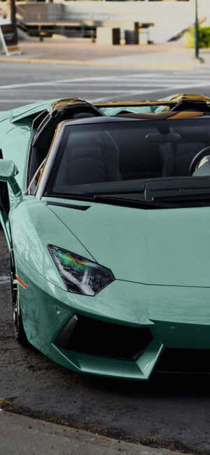 薄荷綠色藍寶堅尼 Aventador 敞篷跑車停放在城市街道 — iPhone 13 Mini 壁紙