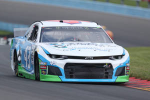 NASCAR賽車編號43在賽道上疾馳。 — 好看汽車 壁紙