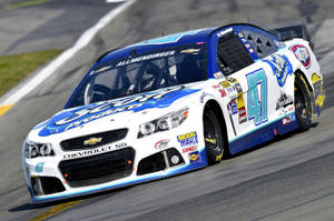 藍白色的 NASCAR 賽車在賽道上疾馳，帶有贊助商標誌。 — 賽車 壁紙