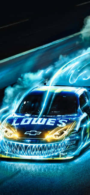 藍色Lowe's NASCAR賽車在夜間高速行駛，帶有電光和煙霧。 — Pixel 7a 壁紙