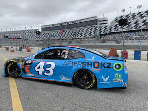 藍色NASCAR賽車43號停泊在World Center of Racing的賽道上。 — 賽車 壁紙