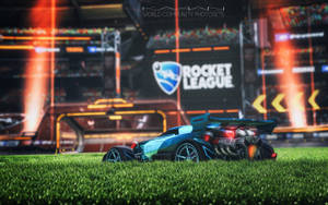 在燈光明亮的體育場內，綠色草地上的一輛藍色Rocket League賽車。 — 電玩遊戲 GIF 壁紙