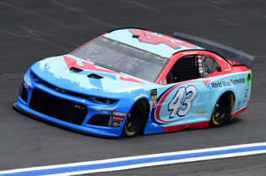 藍色和紅色的NASCAR賽車編號43在賽道上飛馳。 — 賽車 壁紙