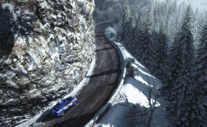 藍色拉力賽車在雪山道路上奔馳，穿越松樹林 — 賽車 壁紙