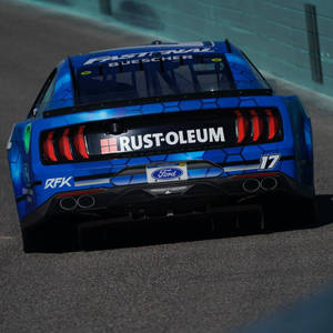 賽道上帶有Rust-Oleum品牌的藍色福特野馬賽車。 — 跑車 壁紙