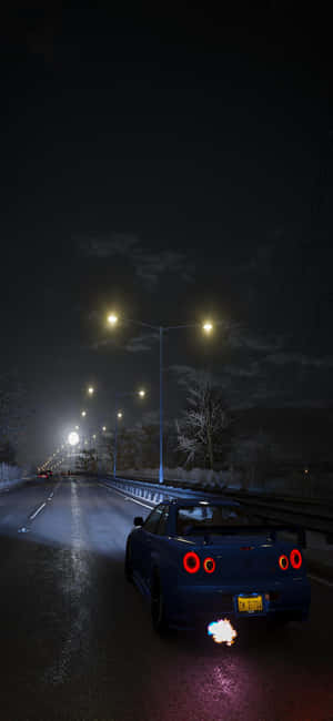 夜間街燈下，藍色跑車在積雪的高速公路上飛馳。 — iPhone 17 Pro Max 壁紙