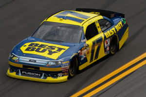藍黃配色的Best Buy NASCAR賽車在賽道上疾馳。 — 最佳購買 壁紙
