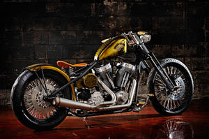 訂製金色和鉻金屬chopper摩托車，在工作室內有磚牆和木地板倒影。 — 改裝摩托車 壁紙