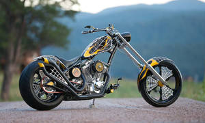 訂製chopper摩托車，蜘蛛網設計，停在山邊碎石路上。 — 改裝摩托車 壁紙