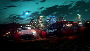警車在夜間追逐跑車穿過城市，頭頂有直升機。 — 電玩遊戲 GIF 壁紙
