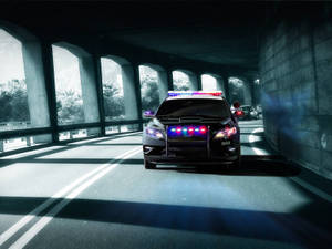 警車閃著燈駛過隧道 — 警察 GIF 壁紙