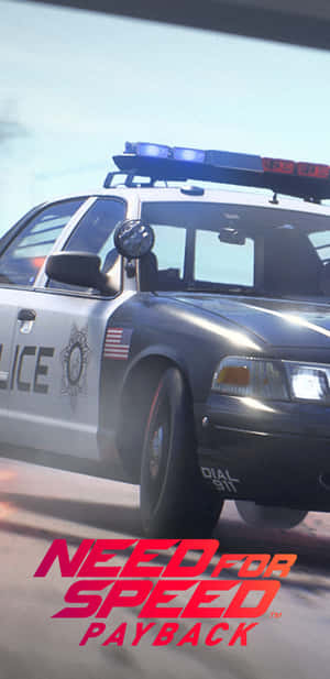警車在帶有「Need for Speed Payback」文字的電玩遊戲中疾速行駛。 — Galaxy S10 壁紙