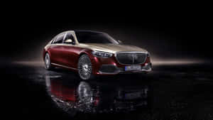 豪華 Mercedes-Maybach S-Class 轎車，紅色和金色車漆在潮濕的路面上反射。 — Mercedes Benz C300 壁紙
