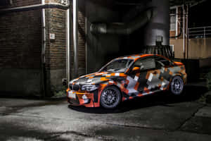 迷彩BMW跑車在夜晚停放在潮濕的城市小巷中。 — 高清汽車 壁紙