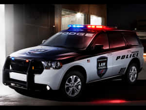 警用SUV在夜間停在車庫中，閃爍著燈光。 — 警察 GIF 壁紙