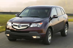 酒紅色Acura SUV在日出時行駛在道路上，帶有動態模糊效果。 — Acura 壁紙