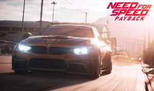 金色寶馬賽車在《Need for Speed Payback》中於日落時分穿過塵土飛揚的城市街道。 — 極速快感 回報 壁紙