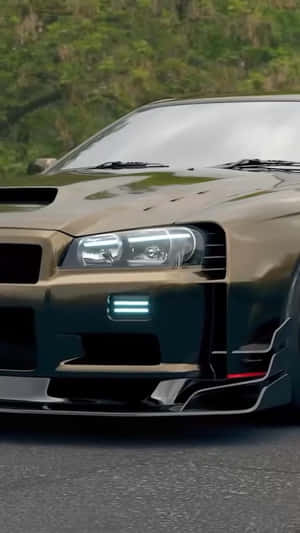 金色日產GT-R帶藍色燈光，停在靠近綠樹的道路上。 — 日產 壁紙