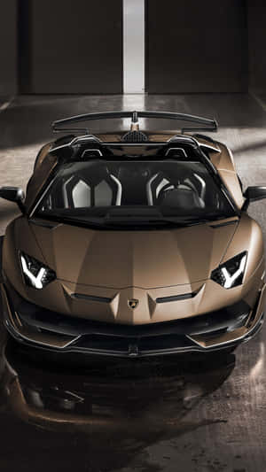 金色藍寶堅尼 Aventador Roadster 在現代車庫中，濕潤地面反光。 — 跑車 壁紙