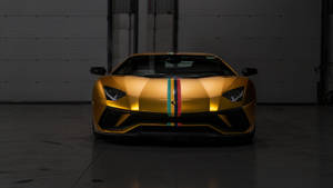 金色藍寶堅尼Aventador在黑暗車庫中帶有賽車條紋。 — 蘭博基尼 壁紙
