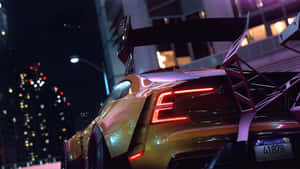 金色賽車在夜晚停泊於霓虹城市中，尾燈發光。 — 電玩遊戲 GIF 壁紙