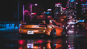 金色跑車停在夜間濕漉漉的城市街道上，帶有霓虹倒影。