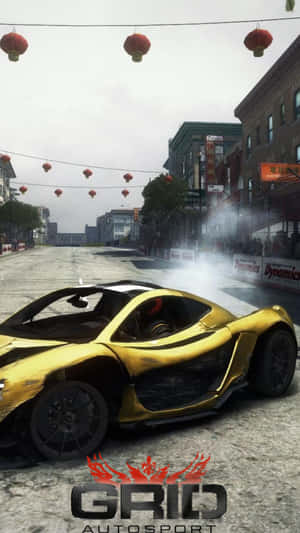 金色賽車在GRID AUTOSPORT遊戲中於紅色燈籠下在濕滑街道上漂移。 — 賽車計畫 壁紙