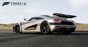 Forza Motorsport 6 遊戲中沙漠道路上的銀色 Koenigsegg One:1 超級跑車。 — 電玩遊戲 GIF 壁紙