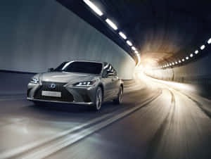 銀色 Lexus F SPORT 在彎曲隧道中高速行駛，帶有動態模糊效果。 — 凌志 壁紙