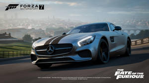 黎明時分，銀色 Mercedes-AMG GT S 在城市道路上奔馳。 — 電玩遊戲 GIF 壁紙