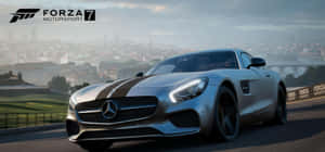 Forza Motorsport 7 中城市道路上的銀色 Mercedes-AMG GT S 賽車。 — 極限競速7 壁紙