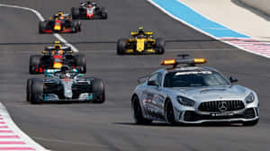 銀色 Mercedes-AMG 安全車帶領 Formula 1 賽車在賽道上行駛。 — F1 2019 壁紙