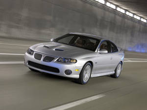 銀色 Pontiac Grand Prix GXP 在混凝土隧道中高速行駛。 — 龐蒂克 壁紙