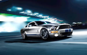 銀色 Shelby GT500 在夜間高速行駛，身後拖曳霓虹燈光。 — 克里夫蘭騎士隊 壁紙